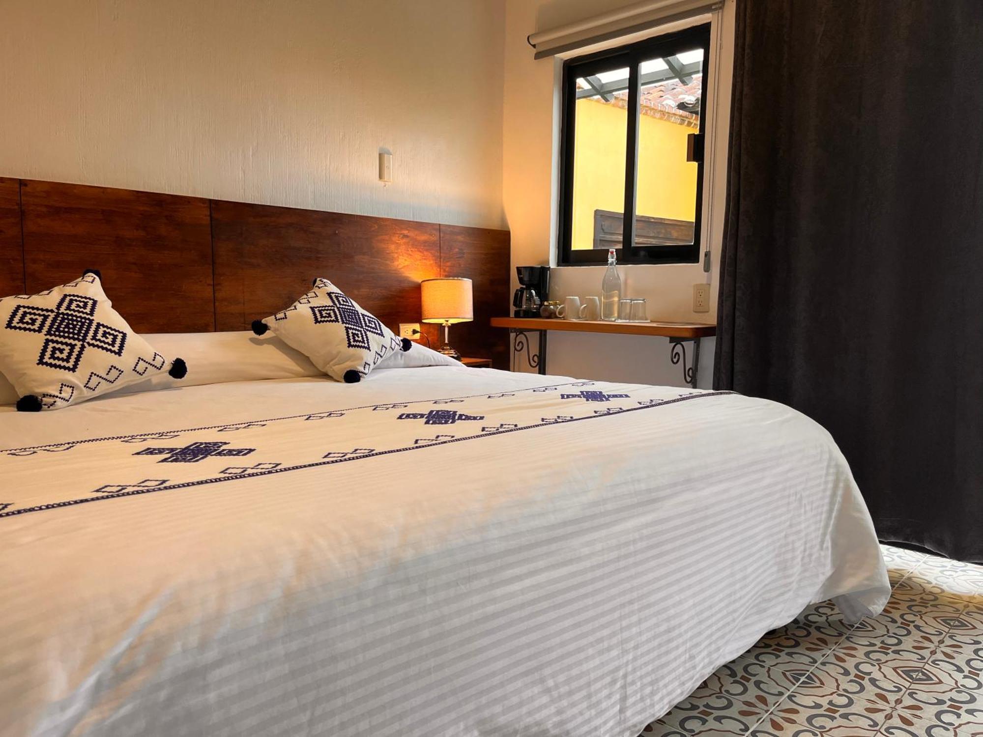 Hotel Ocho Barrios Сан-Кристобаль-де-Ла-Касас Экстерьер фото