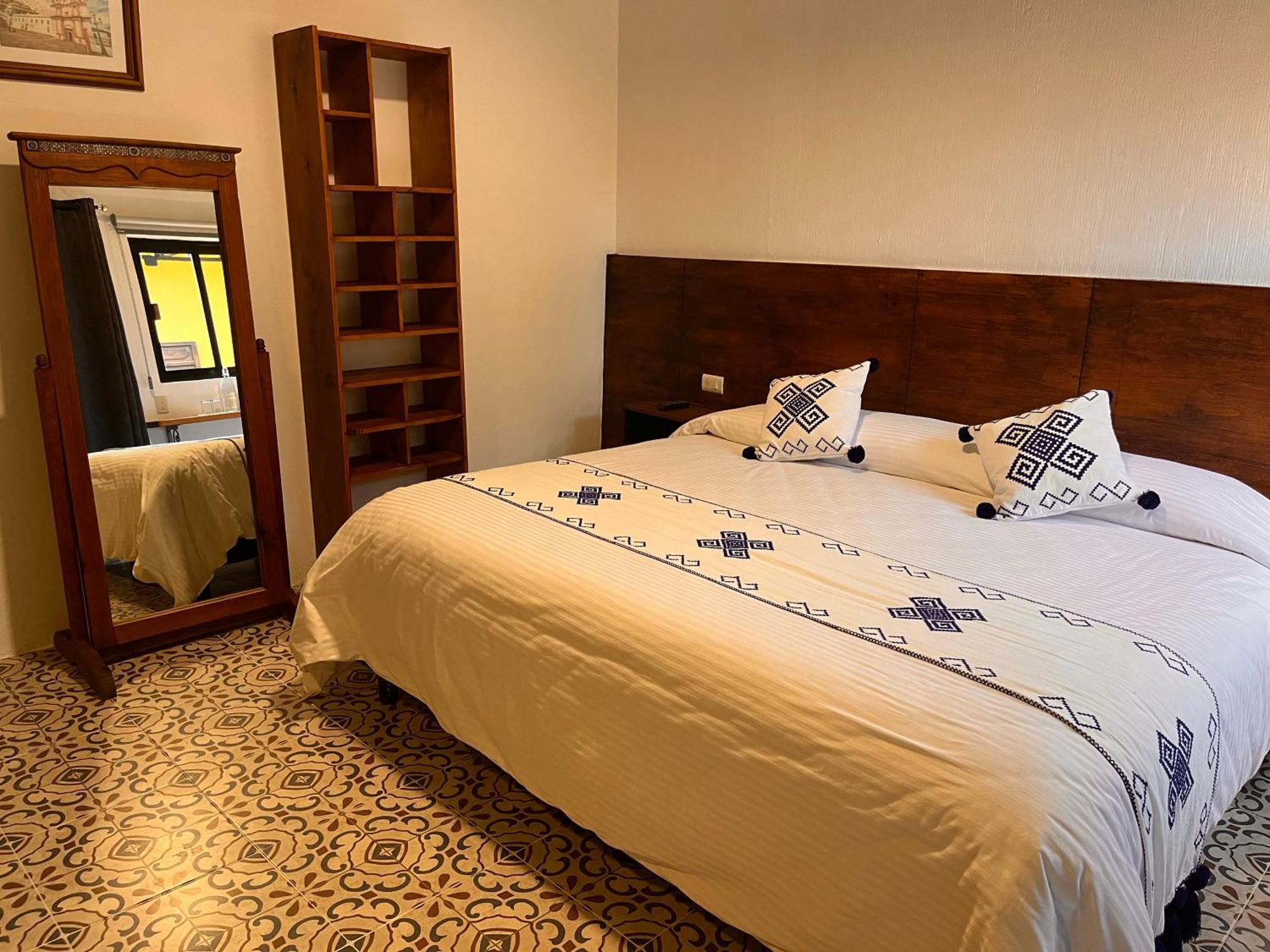 Hotel Ocho Barrios Сан-Кристобаль-де-Ла-Касас Экстерьер фото